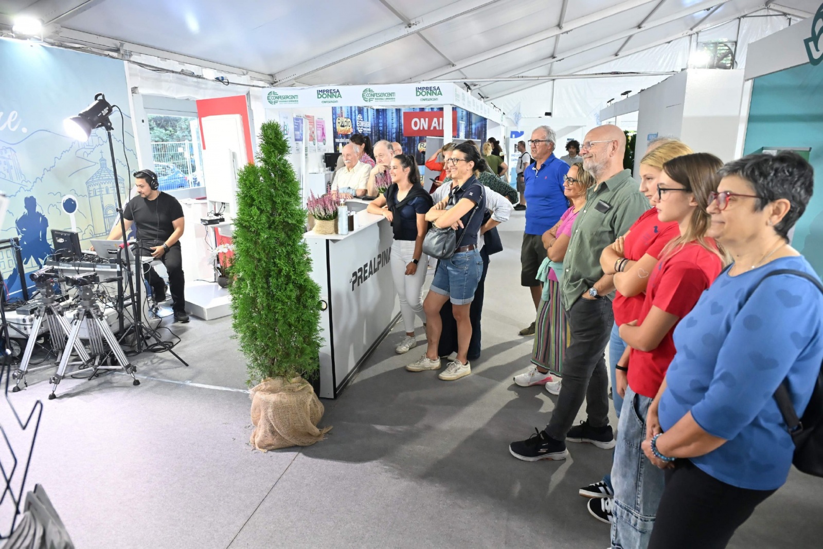 VARESE. DIRETTA DALLO STAND PREALPINA IN FIERA. LUCA BROGGINI INTERVISTA GIOVANNI CALABRESE. FOTO ANCHE CON SIGNORA DANIELA BRAMATI FERRARIO