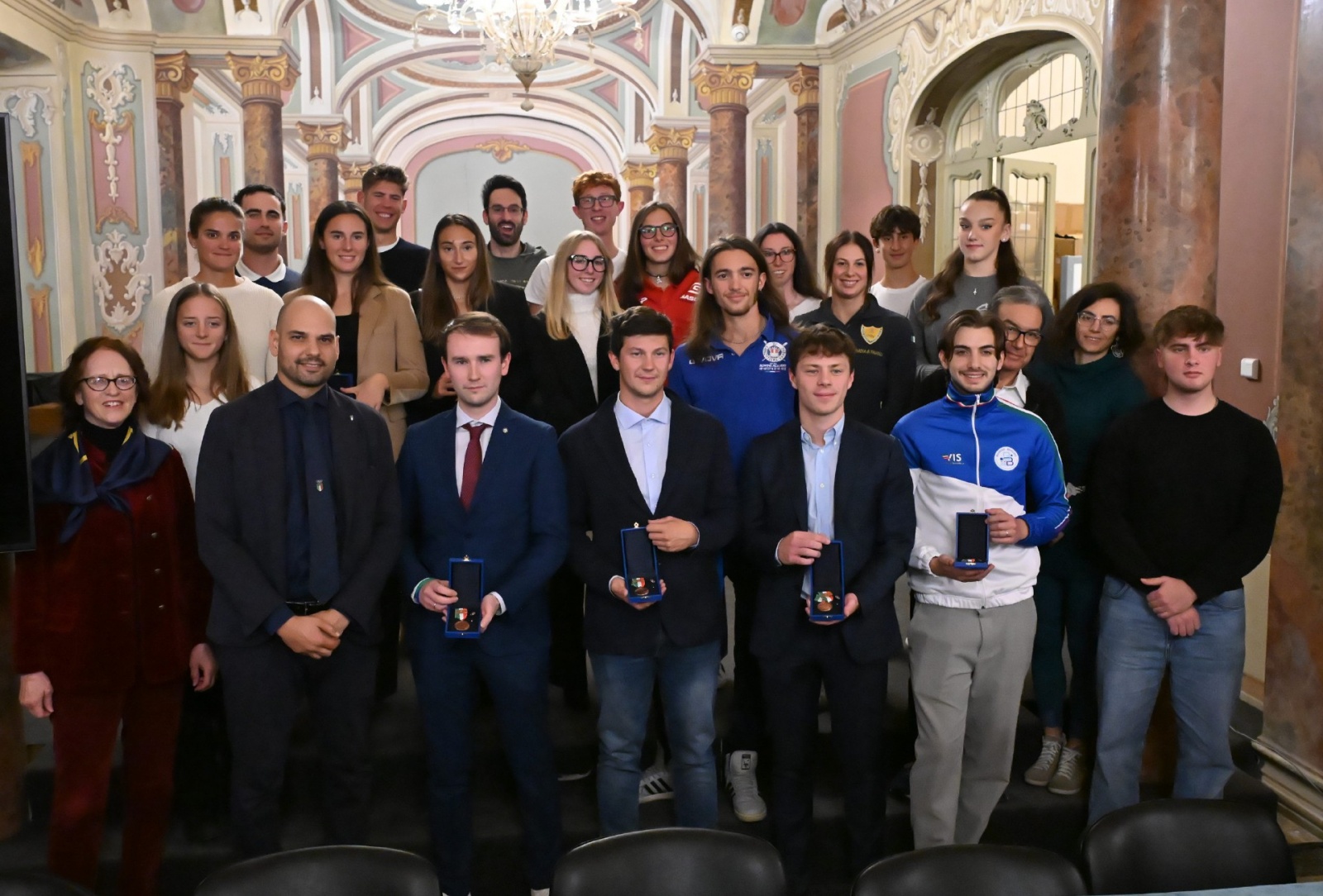 VARESE. CONSEGNATE LE BENEMERENZE SPORTIVE 2025 PRESSO IL SALONE ESTENSE ALLA PRESENZA DEL PREFETTO PASQUARIELLO, DEL GENERALE COPPOLA E DEL QUESTORE MAZZA NELLA FOTO GRUPPO ATLETI PREMIATI
