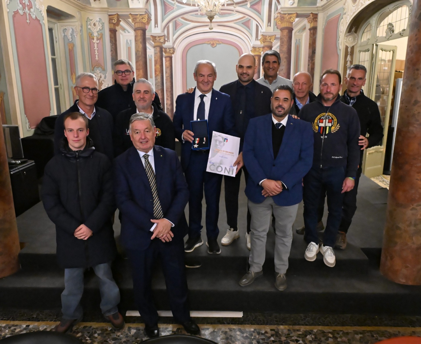 VARESE. CONSEGNATE LE BENEMERENZE SPORTIVE 2025 PRESSO IL SALONE ESTENSE ALLA PRESENZA DEL PREFETTO PASQUARIELLO, DEL GENERALE COPPOLA E DEL QUESTORE MAZZA NELLA FOTO GRUPPO SC BINDA AL COMPLETO