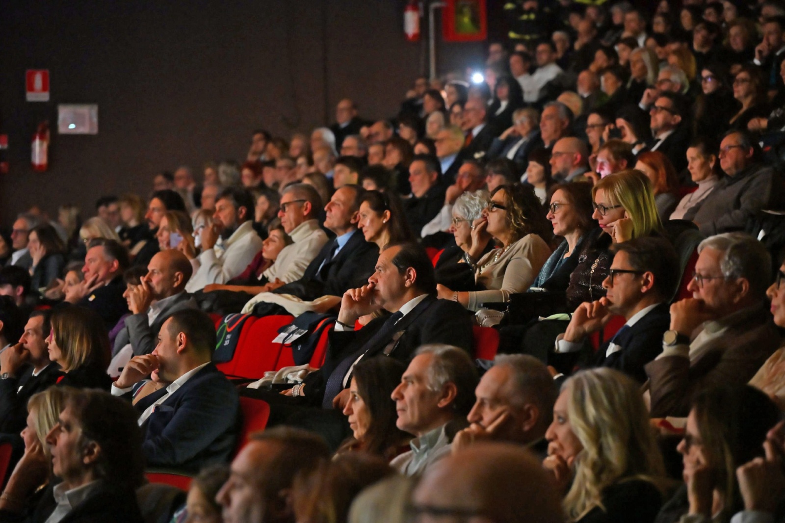VARESE. 80° CONFCOMMERCIO CELEBRATO AL TEATRO INTRED. BENEDIZIONE MONS. GIOIA, PRESIDENTI ASCOM E CONCERTO