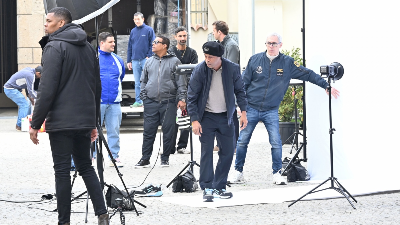 VARESE. RIPRESE TELEVISIVE SPOT PUBBLICITARIO U-POWER PIAZZA SAN VITTORE NELLA FOTO RONALDINHO SUL SET FOTOGRAFICO PRIMA DELLE RIPRESE