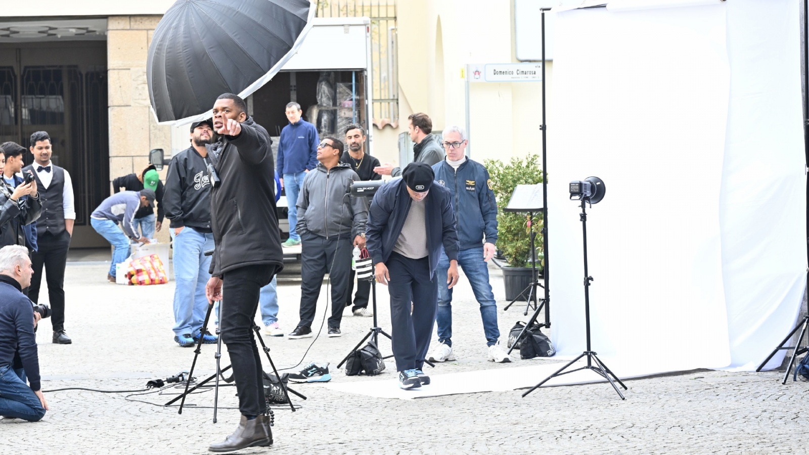 VARESE. RIPRESE TELEVISIVE SPOT PUBBLICITARIO U-POWER PIAZZA SAN VITTORE NELLA FOTO RONALDINHO SUL SET FOTOGRAFICO PRIMA DELLE RIPRESE