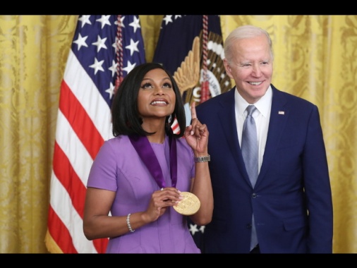 Usa 2024, Mindy Kaling scherza su età Biden: io un'adolescente