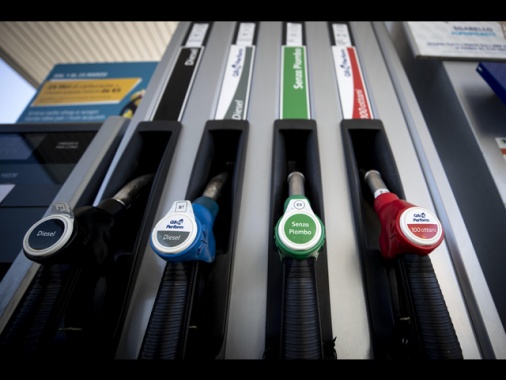 Prezzi carburanti in calo, verde self a 1,764 euro al litro