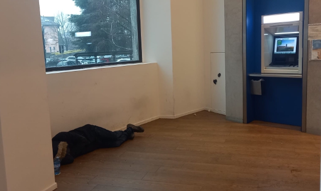 Freddo e povertà: dorme in banca davanti allo sportello automatico