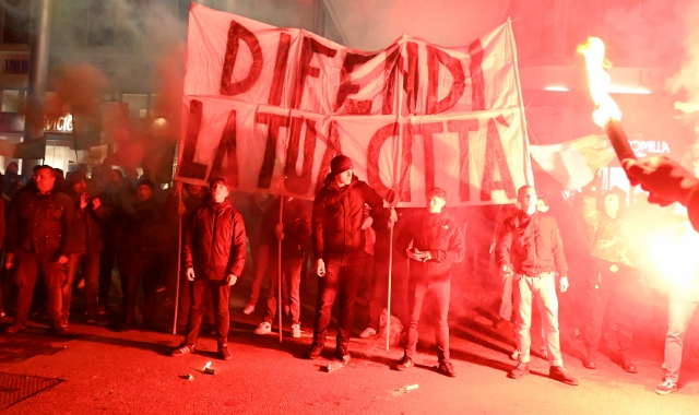 Il momento finale del presidio organizzato in piazza Garibaldi da Francesco  Lattuada  (Blitz)