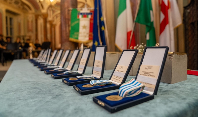 Le medaglie d’onore alla Memoria consegnate durante la cerimonia nel Salone Estense  (foto Blitz)