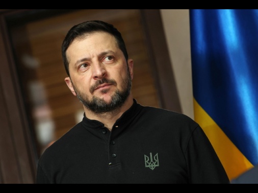 Zelensky attacca Trump, 'vive di disinformazione russa'