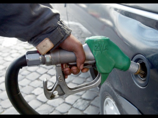 Prezzo della benzina stabile, al self a 1,826 euro al litro