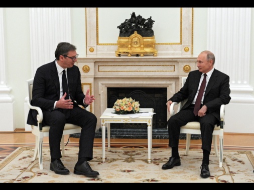 Putin a Vucic, 'inammissibili interferenze in Serbia'