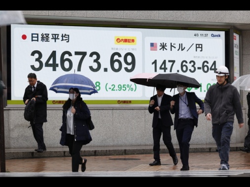 La Borsa di Tokyo amplia le perdite, Nikkei -3,14%