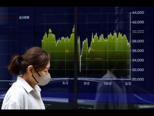 La Borsa di Tokyo tenta il rimbalzo, +5,04% l'indice Nikkei