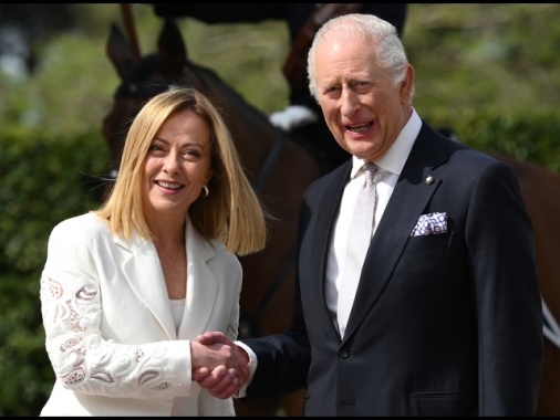 Meloni riceve re Carlo a Villa Doria Pamphilj