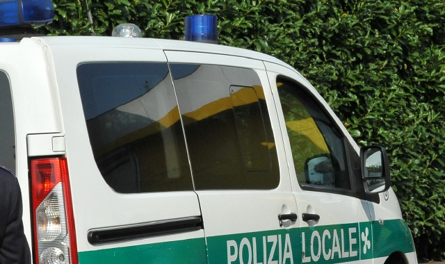 Orina sul muro del Comando e sfascia tutto: arrestato a Novara