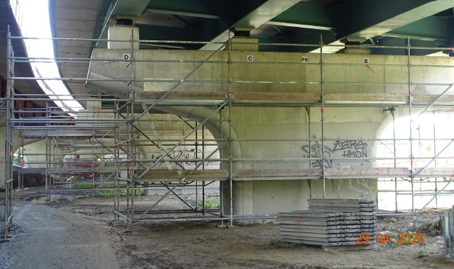 Lungo il viadotto della Tangenziale A60  di Pedemontana sono in corso i lavori di consolidamento  dopo la chiusura della carreggiata ovest (foto Blitz)