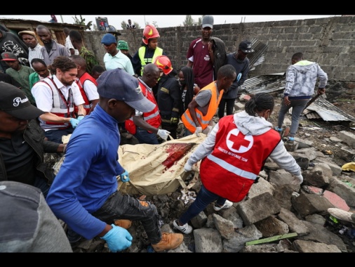 Kenya, pullman di ritorno da un funerale si ribalta, 21 morti