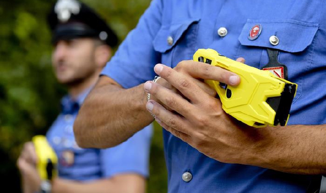 Il carabinieri hanno bloccato il 27enne usando il taser  (foto archivio)