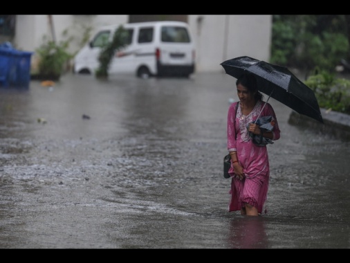 Forti piogge paralizzano Mumbai, almeno 21 morti nel Maharastra