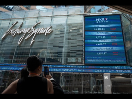 Borsa: Hong Kong poco mossa, apre a -0,05%