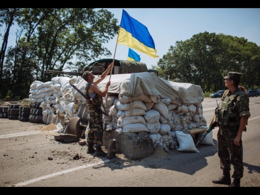 Bandiere Kiev in villaggi etnia ucraina nella russa Kursk