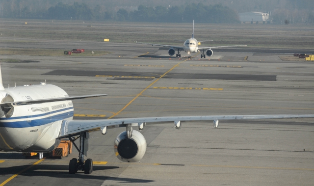 Il volo cargo proveniente da Seul ha perso carburante sulle piste dell’aeroporto di Malpensa (foto Archivio)