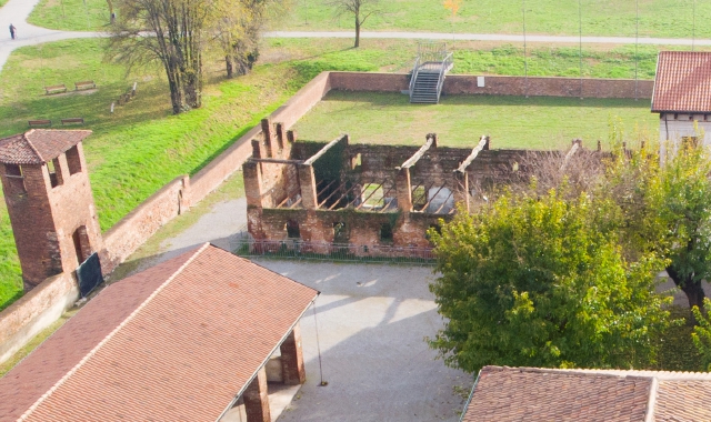 Una veduta della parte sud del Castello: per completare il recupero del complesso manca la zona delle vecchie stalle, oggi ridotte a ruderi