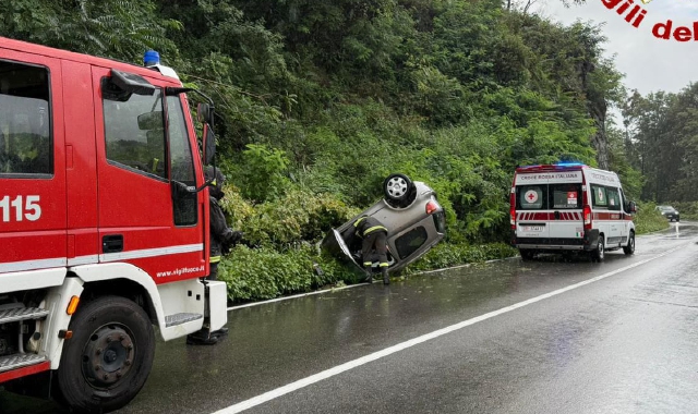 Si ribalta con l’auto a Luino: 44enne illeso
