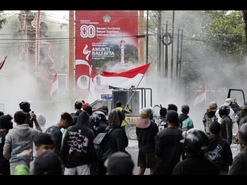 Indonesia, almeno tre morti durante le proteste contro Subianto