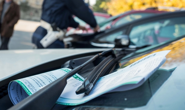 Busto Arsizio, auto con il finestrino giù: multa