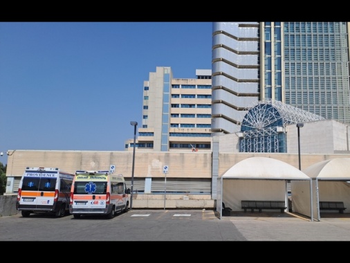 Mangiano tonno in un risto-bar a Cagliari, 11 intossicati