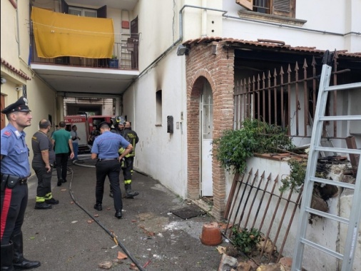 Esplosione per fuga di gas in casa, morti due anziani