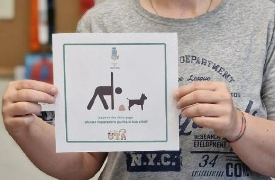 Raccogliere le deiezioni dei cani fa bene come lo yoga