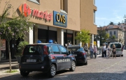 Semina il caos all'Ovs: arrivano carabinieri e polizia