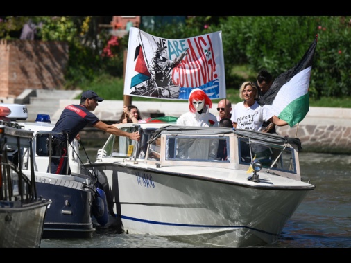 Fermata al Lido la lancia con Foglietta e Laika per Flotilla