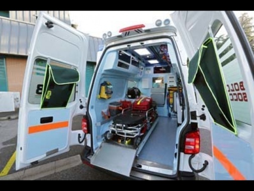 Schiacciato da un macchinario, muore operaio in centro Roma