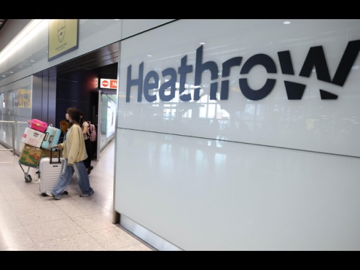Evacuato terminal Heathrow, perdita di materiali pericolosi