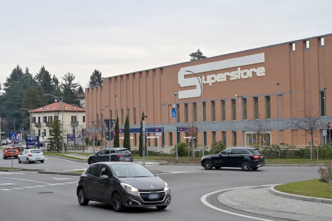 Varese, truffa delle monetine nel parcheggio dell’Esselunga