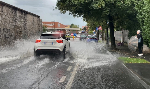 Strade allagate a Saronno durante una delle ultime ondate di maltempo (foto Blitz)