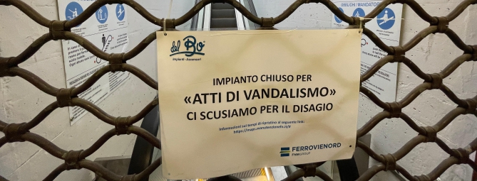 Vandali in stazione, scala mobile di nuovo fuori uso