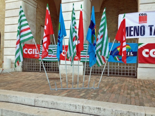 Sindacati, prosegue protesta Yoox, proclamate 8 ore di sciopero