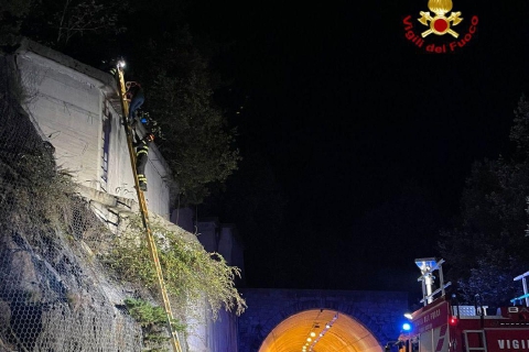 Perdono la strada e finiscono intrappolati dietro un muro
