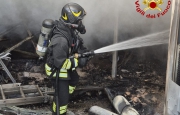 Fuoco nel garage, incendio in una villetta