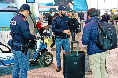 Ruba il trolley, il proprietario lo insegue, la polizia lo arresta