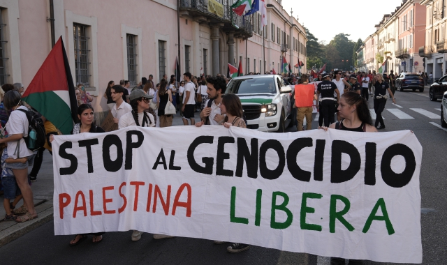 Il corteo mentre attraversa via Sacco
