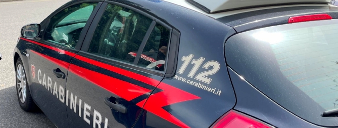 Sequestra la mamma per avere soldi: manette