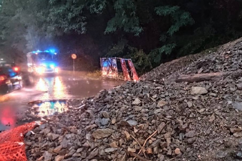 La Statale 334 resta chiusa, due famiglie evacuate a Bisuschio