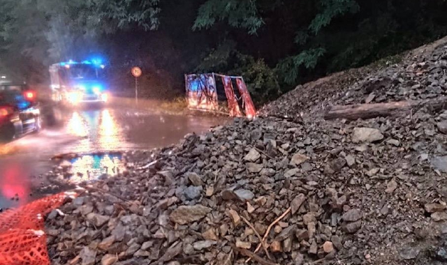 La Statale 334 resta chiusa, due famiglie evacuate a Bisuschio