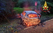 Auto carbonizzata sulla ciclabile