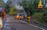 Auto carbonizzata sulla ciclabile