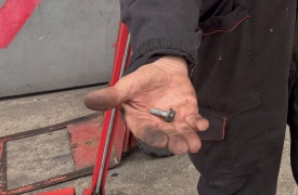 Viti e chiodi, strage di gomme a Fagnano